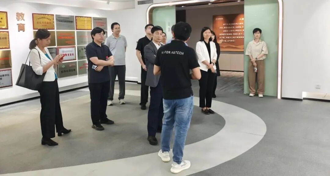 榆林大学农业与生物技术学院党委书记一行到访快盈官网控股，，，共探校企结合与智慧农业新机缘